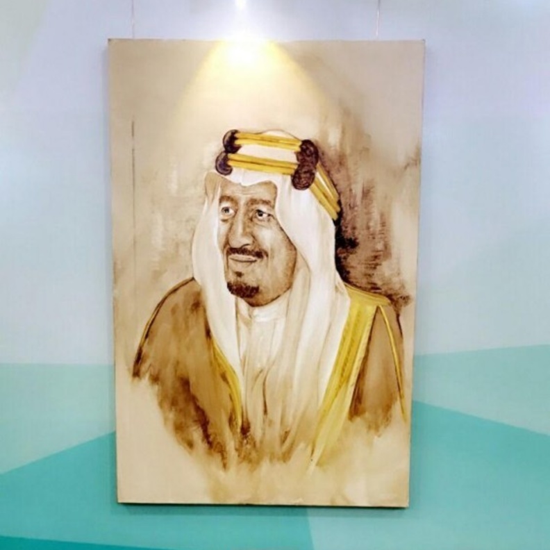 فنانة تشكيلية تبدع بلوحة للملك سلمان بالعقال المقصب