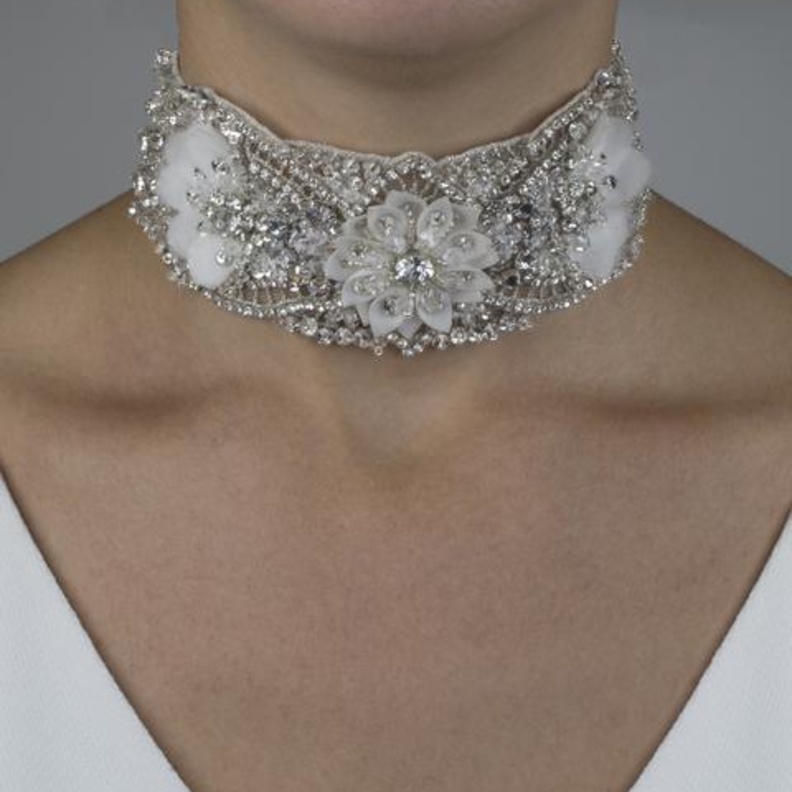 عقد تشوكر من سارة النوري من الكريستال