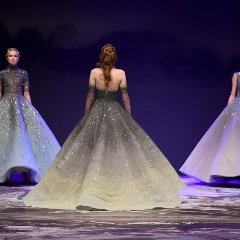 عرض تصاميم وإبداعات أكثر من 38 مصمم مختص في مجال الأزياء والمجوهرات والاكسسوارات