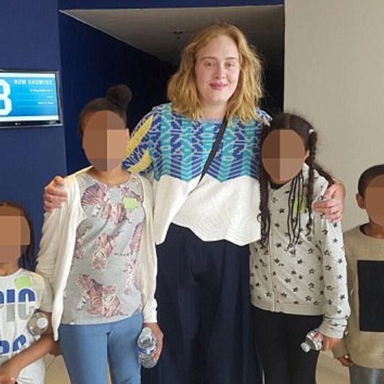 أديل دعت معجبيها للتبرع لضحايا حريق برج غرينفيل