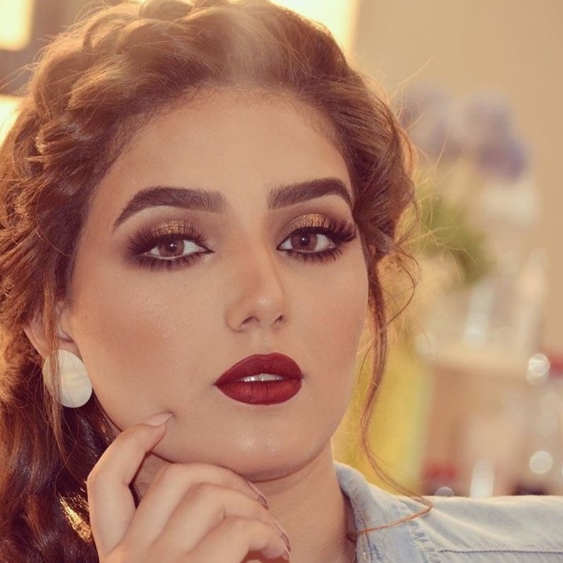 نورة تضع فيديوهاتها في الانستقرام لتعليم المكياج