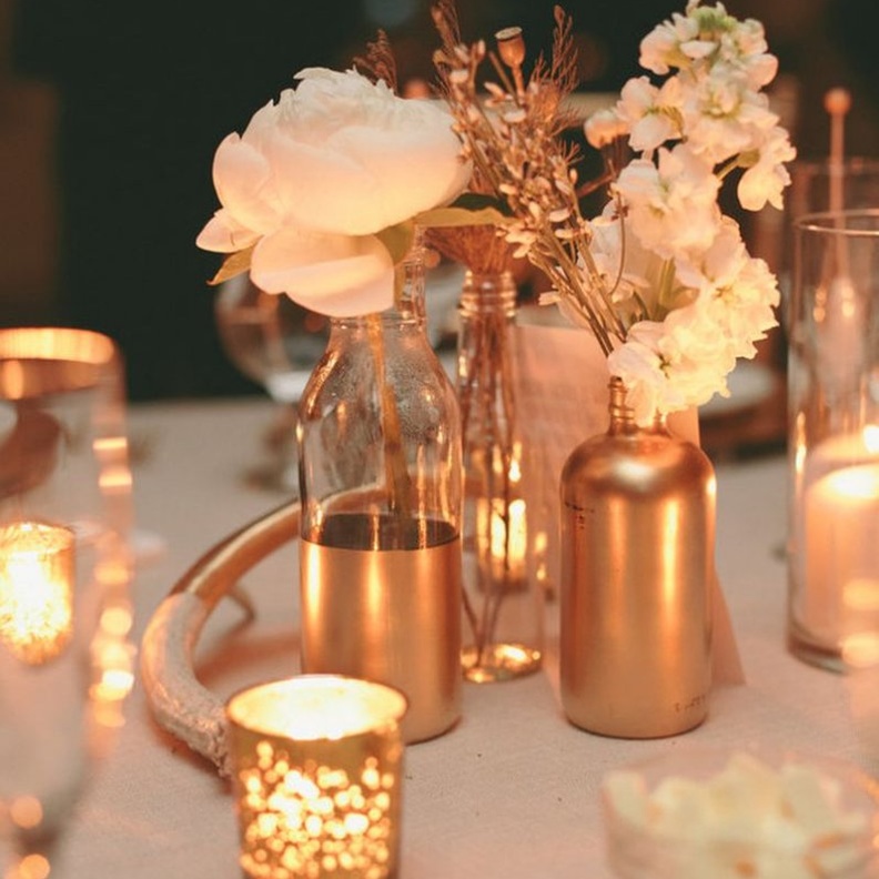 الشموع والورود ثنائي مميز في حفل الزفاف