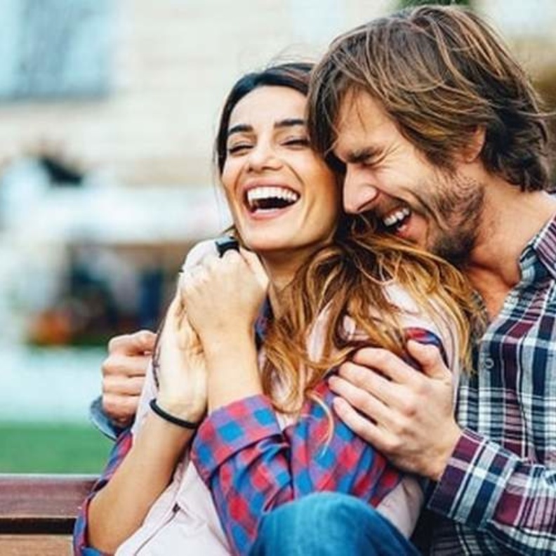 لماذا تعجب النساء بالرجل المرح ؟