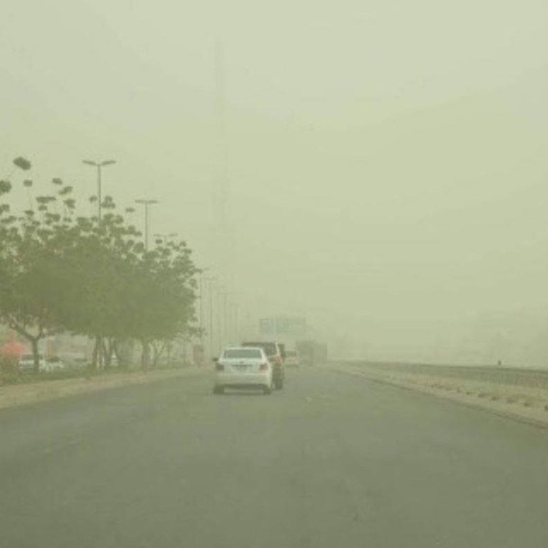 عاصفة جدة الترابية والمواطنين يضعون الكمامات.