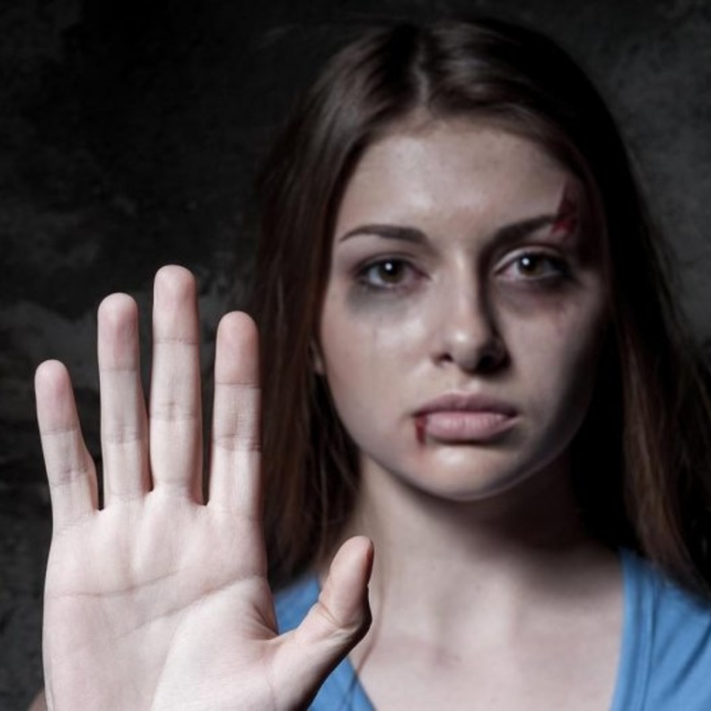 على الزوجة عدم الخوف من ضرب الزوج وأن تتصرف بحزم 