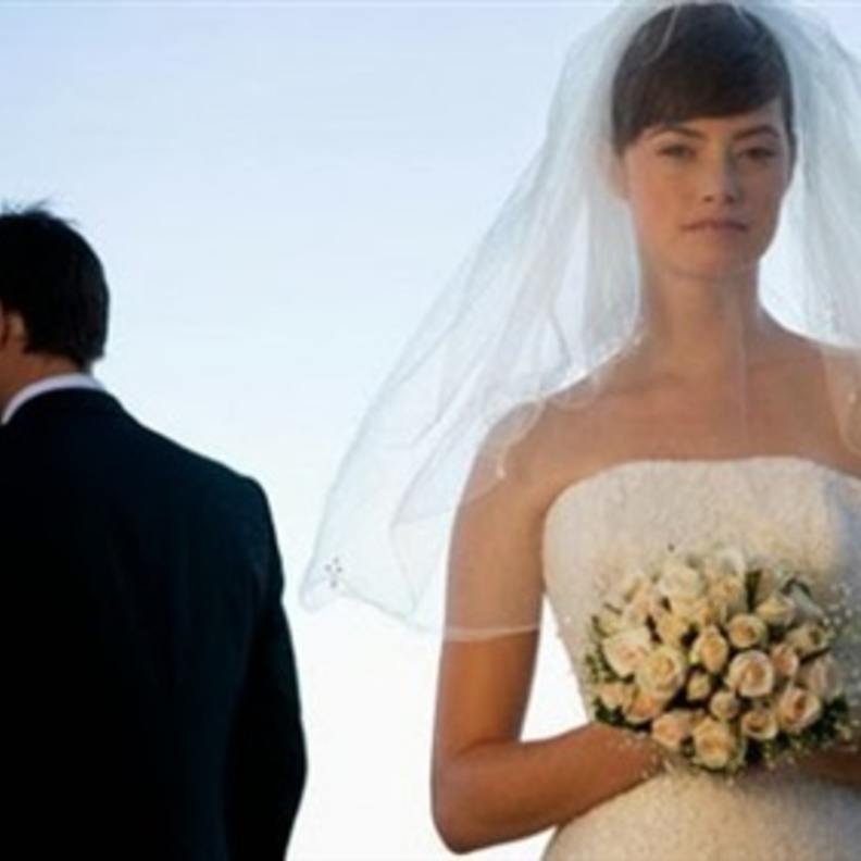 عروس تقتاد عريسها مكبلا قبل هروبه