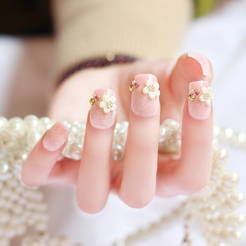 الورود الزهرية لأظافرك في يوم الزفاف.