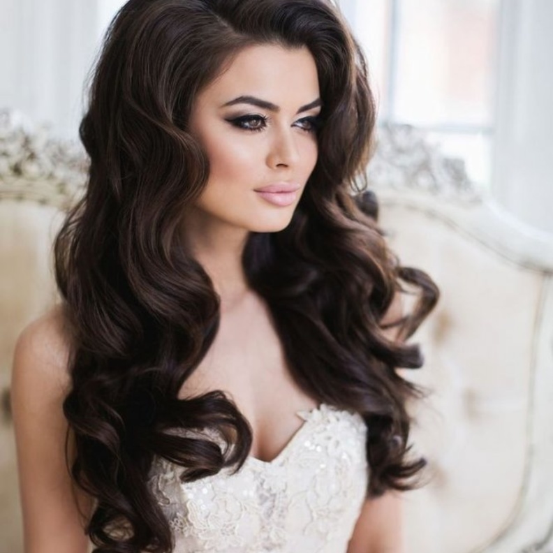 تسريحات تناسب شعر العروس السعودية الطويل الناعم مع الغرة الجانبية