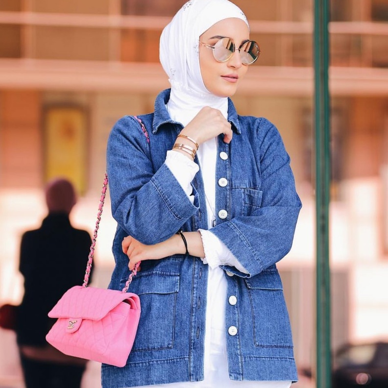 تنسيق قميص الجينز التي تأتي طويلة مع الشراريب البارزة أسفل التصميم بخطى سندس القطان