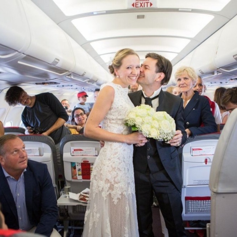 عروس تنقذ 170 شخصا على متن طائرة