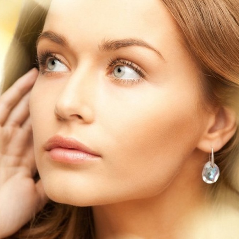 لأفوكادو هو مصدرغني بفيتامين “سي” وحمض الأوليك والأحماض الدهنية التي لديها كل المقومات تجديد شباب البشرة