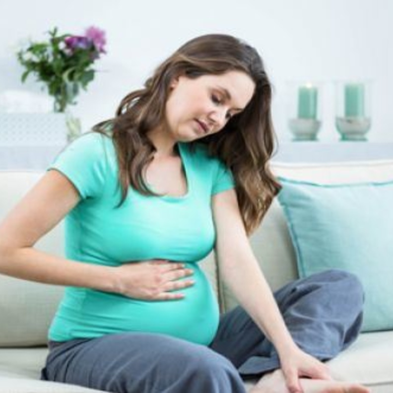 اسباب تورم الوجه والأطراف اثناء الحمل وما الاطعمة التي تقلل منها