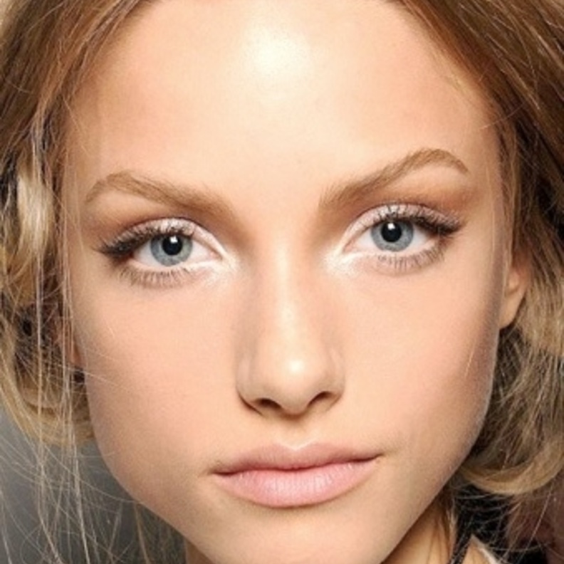 طريقة توسيع العيون بدون مكياج