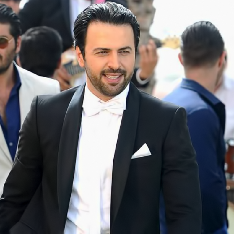 قيس الشيخ نجيب بإطلالة أنيقة ببلايزر رمادي مع قميص أسود