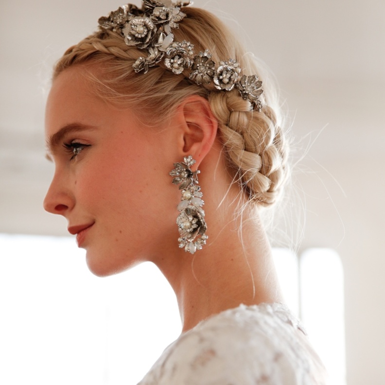 الاكسسوارات تُجمّل الشعر القصير