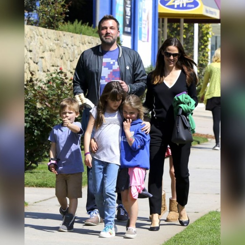 أنجيلينا جولي (Angelina Jolie) تراقب المكالمات الهاتفية لأطفالها مع والدهم براد بيت (Brad Pitt)