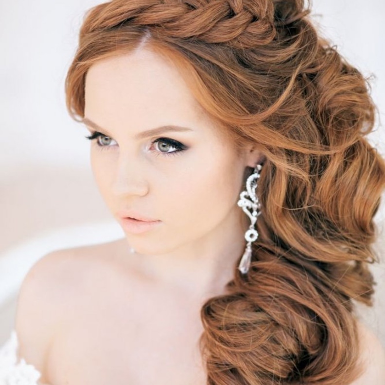 تسريحة جانبية مع الوردة البيضاء