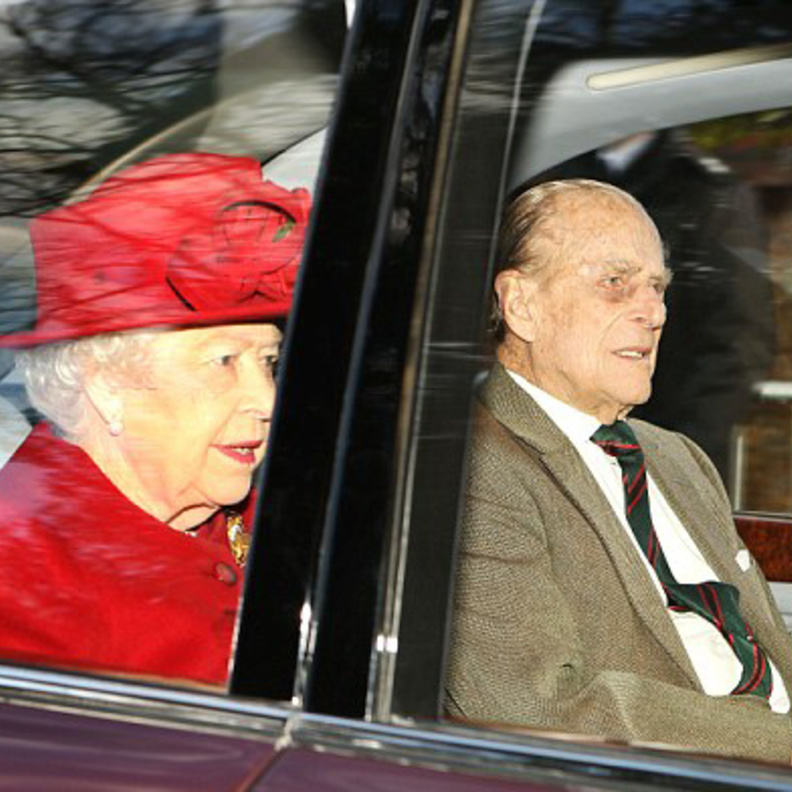 ظهور جديد لـ ملكة بريطانيا بإطلالة أنيقة باللون الأحمر