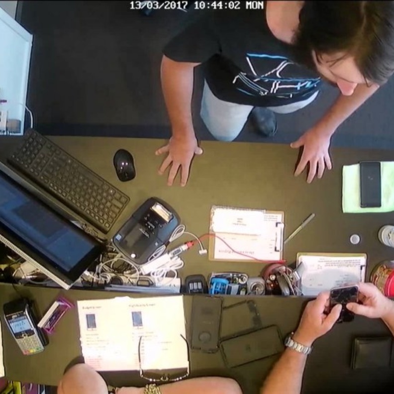 انفجار جديد لـ هاتف آيفون في يد صاحبه