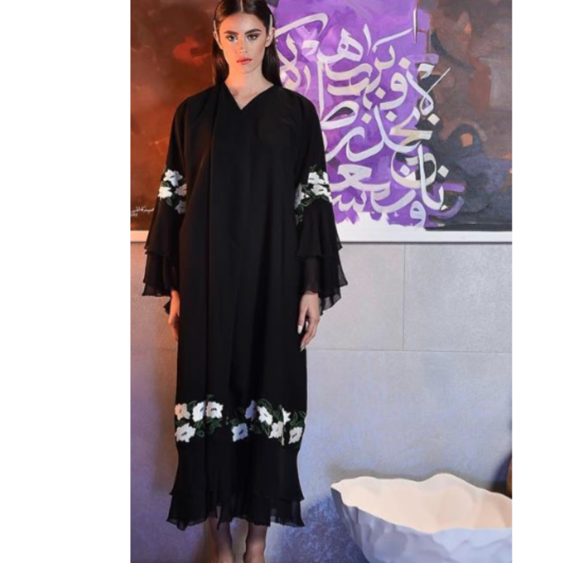 عبايات انيقة باللون الاسود