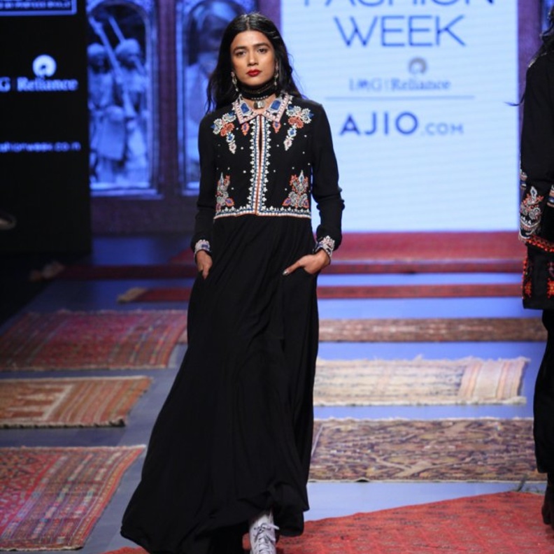 فستان هندي أبيض مذهل منTarun Tahiliani