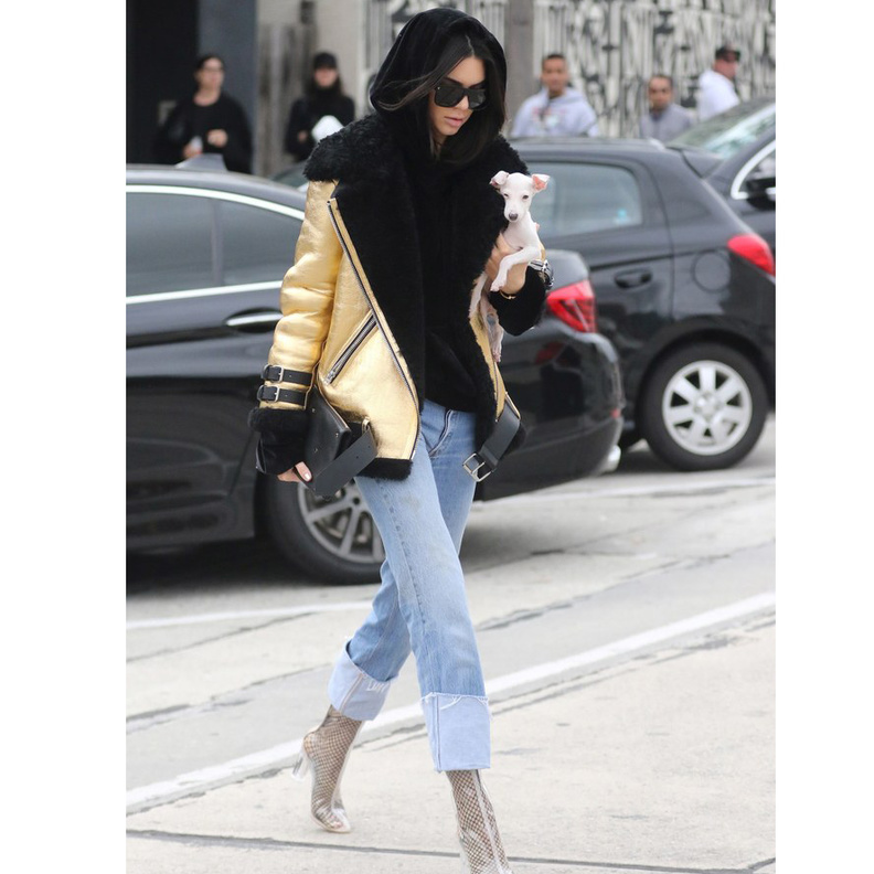 كيندال جنر ترتدي حذاء شفاف يشبه حذاء جيجي حديد