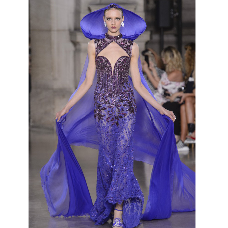 أزياء جورج حبيقة مع الكاب الاحمر المطبع بالورود