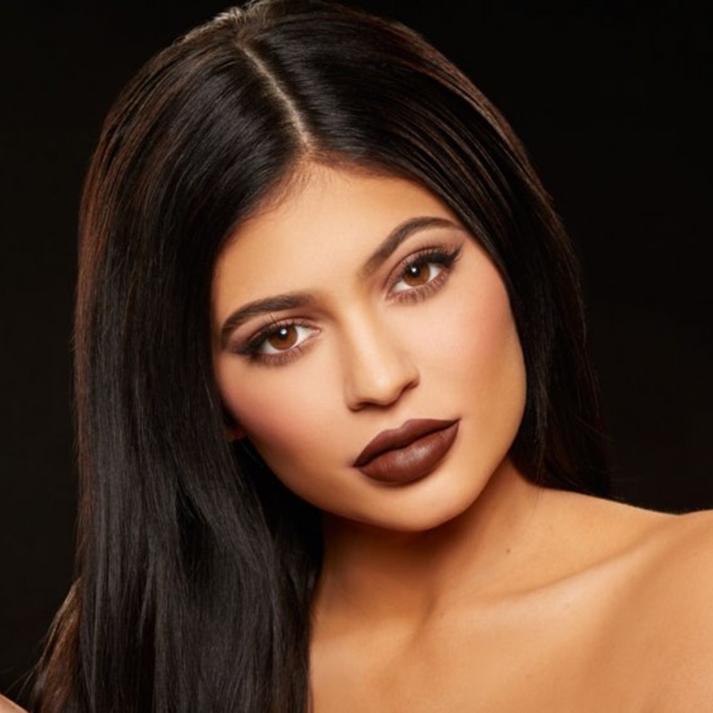 كايلي جينر في إطلالة مع أحمر الشفاه البني الداكن