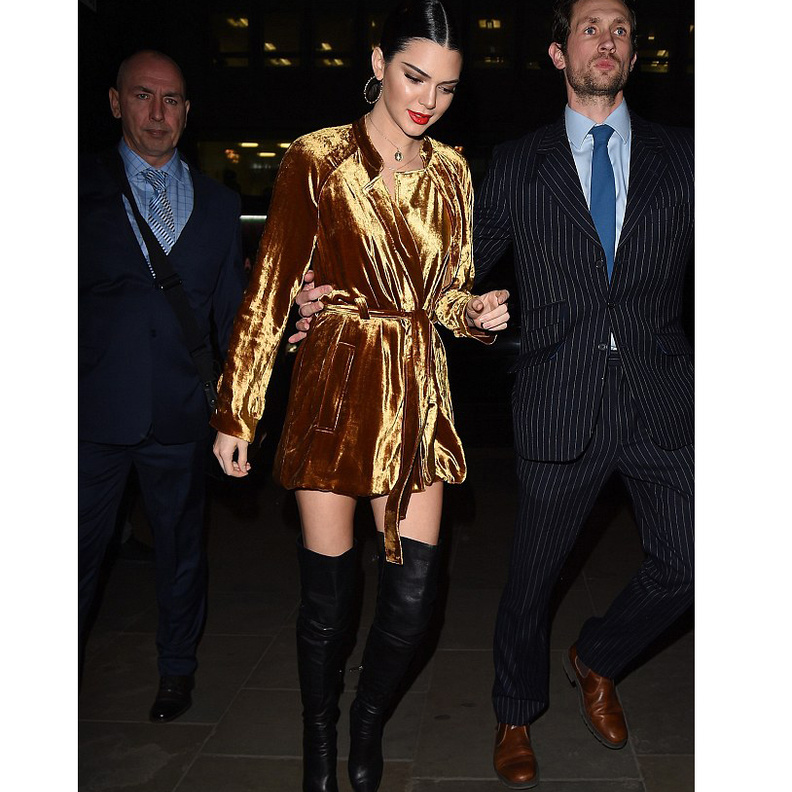 كيندال جينر ‏Kendall Jenner‏ تتألق بموضة البوتات الجلدية عالية الساق باللون الأسود