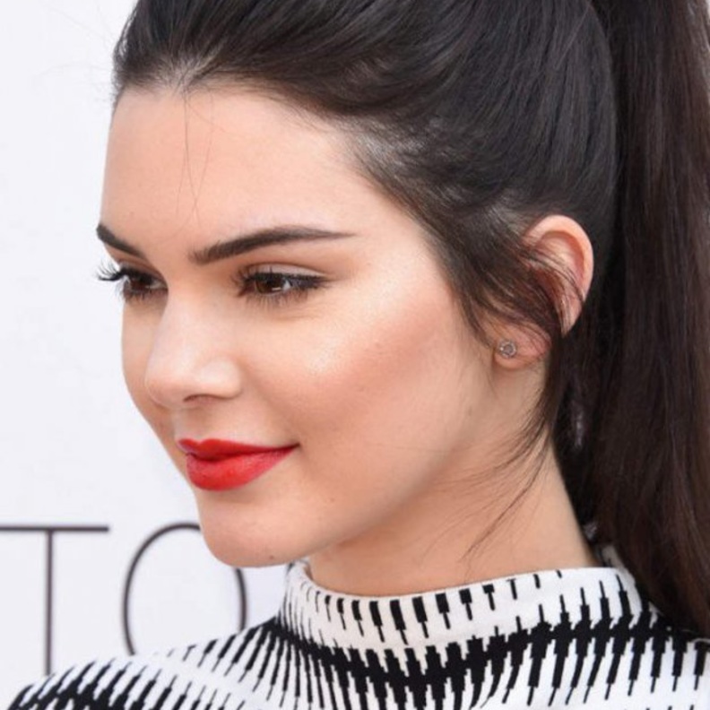 كيندال جينر Kendall Jenner بتسريحة ذيل الحصان