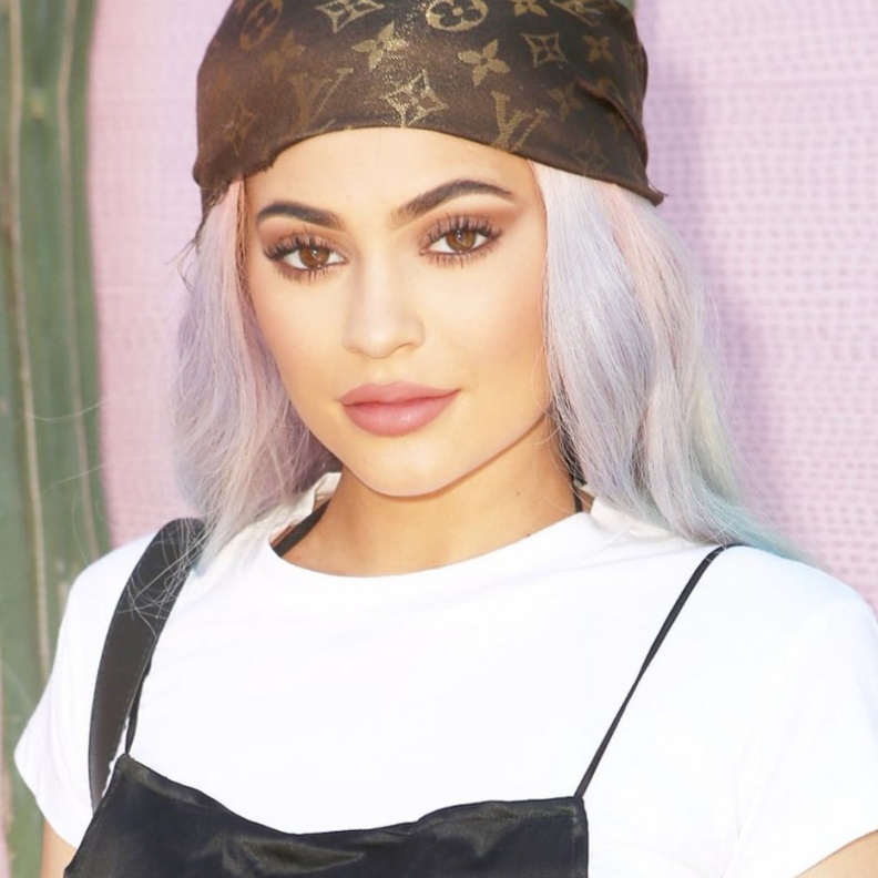 تبدّل شكل كايلي جينر بعد تطبيق صبغات الشعر الاشقر