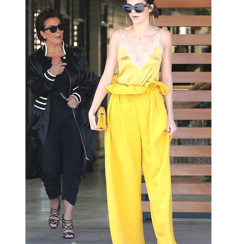 كيندال جينر kendall Jenner مع الجمبسوت الأصفر العصري