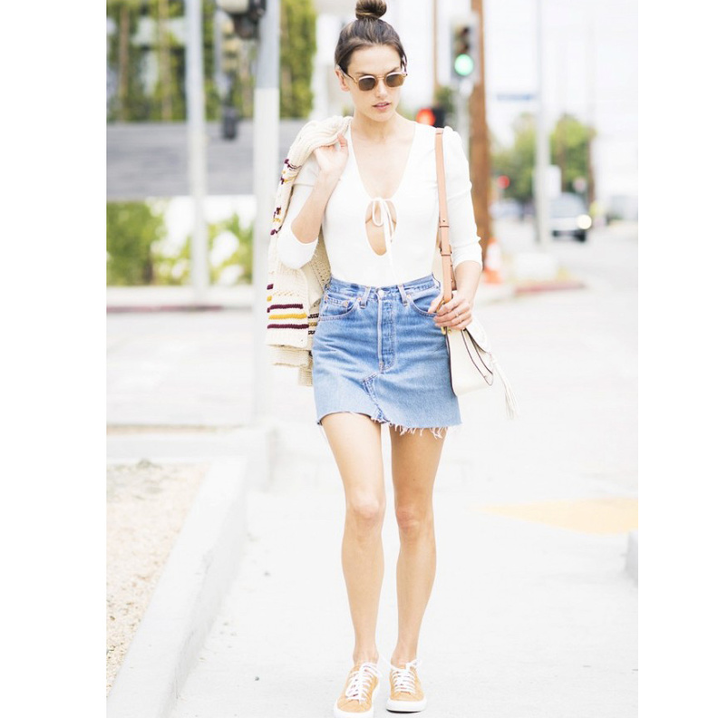 تنانير جينز قصيرة بأسلوب اليساندرا امبروسيو Alessandra Ambrosio