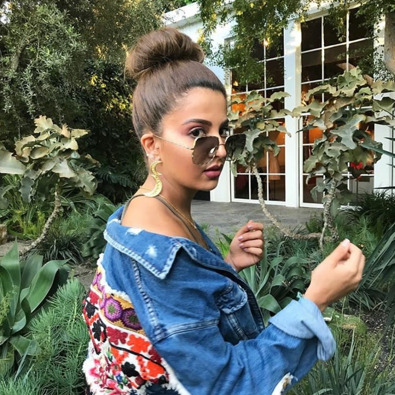 الجينز مع الأحمر من اختيار المدونة السعودية سوسن