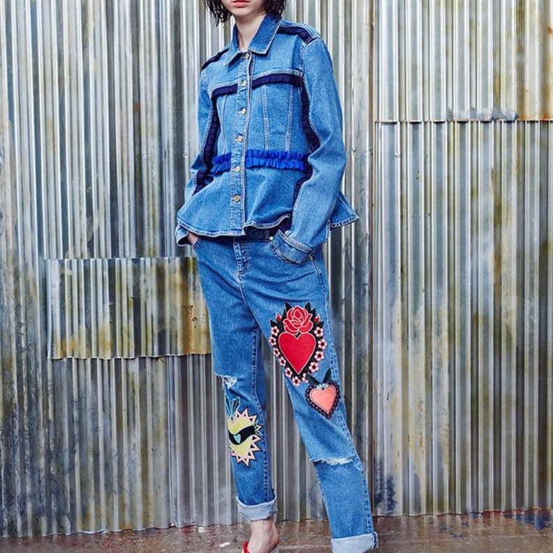 بنطلون جينز مطرز وممزق بأسلوب شبابي