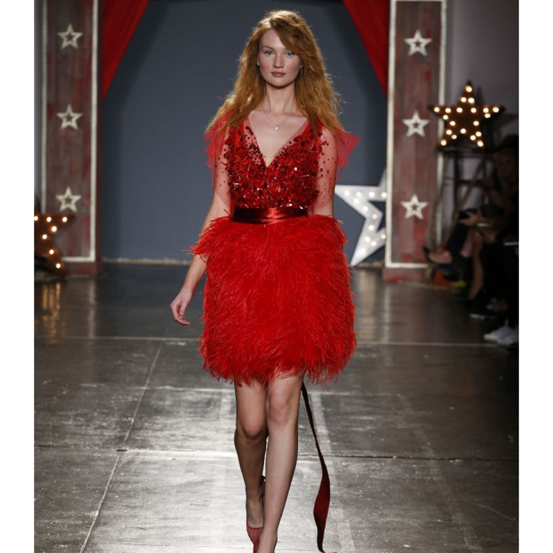 فساتين خطوبة باللون الأحمر لعروس الصيف