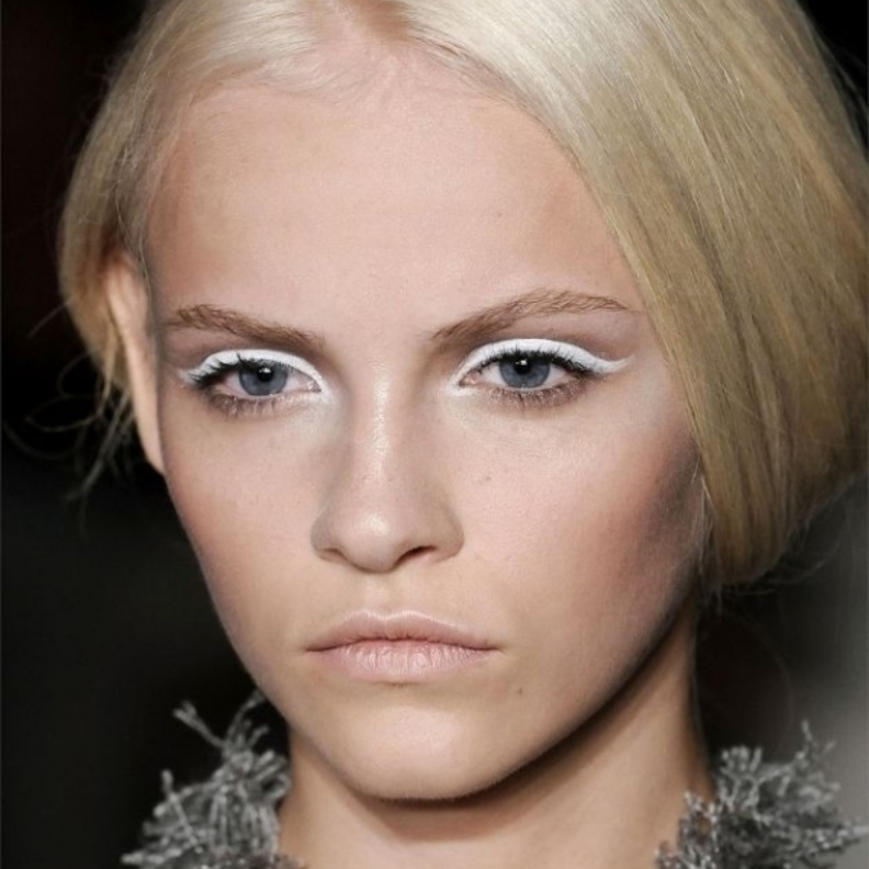 يمكنك حتى رسم الآيلاينر الممدود باللون الأبيض