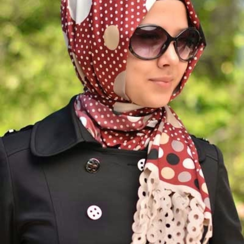 لفة حجاب تركية مميزة لصاحبات الأذواق الرفيعة بالمنقط المواكب للموضة وألوان الأحمر والخمري ولابيج