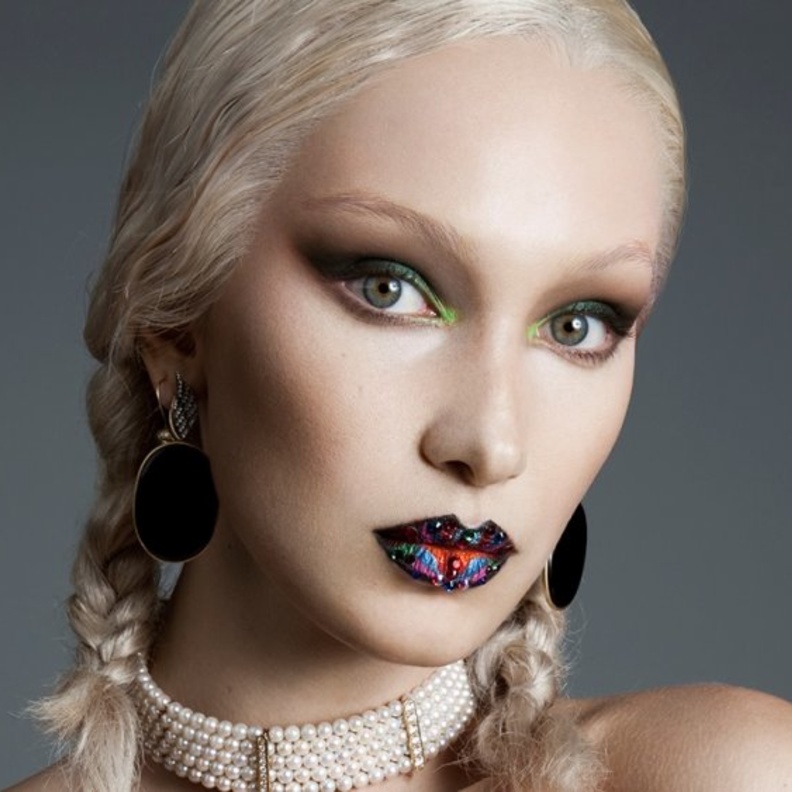 بيلا حديد تتألق بجمال رسمات عيون بارزة وأحمر شفاع غريب