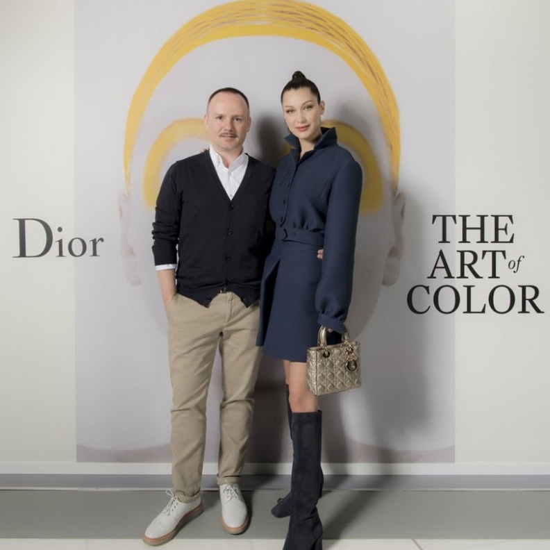 بيلا حديد تختار فستان سهرة مع الكاب