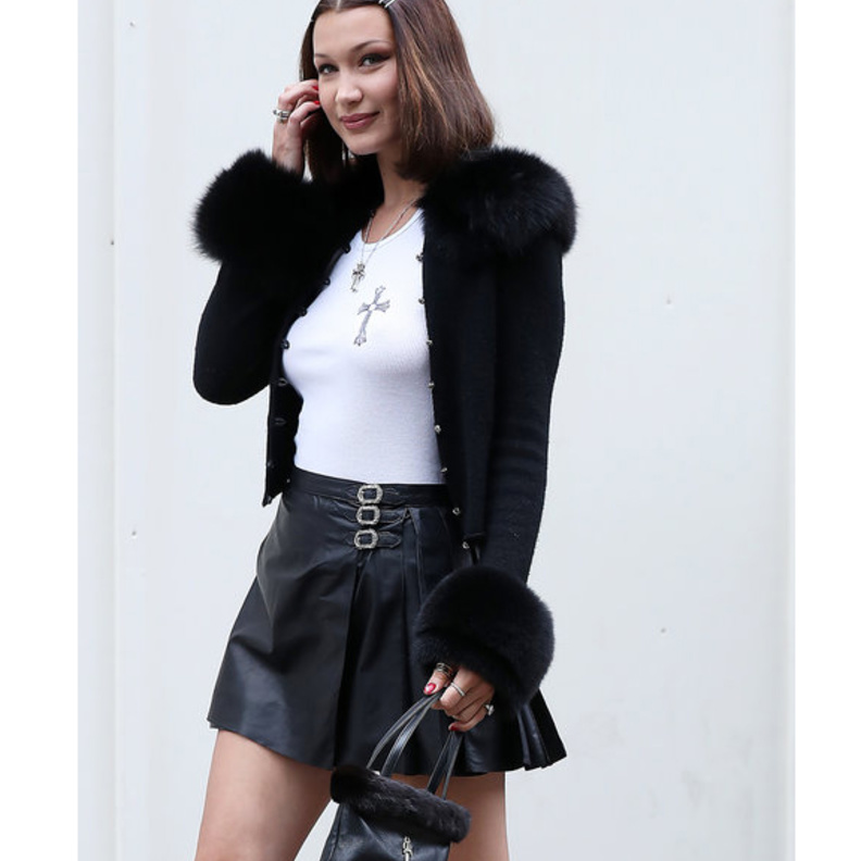 الجميلة Kaia Gerber تختار فستاناً قصيراً مع المعطف المطبع والمزخرف