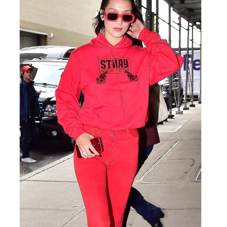 ميرندا كير Miranda Kerr بدت كالملكات بموضة الملابس البيضاء