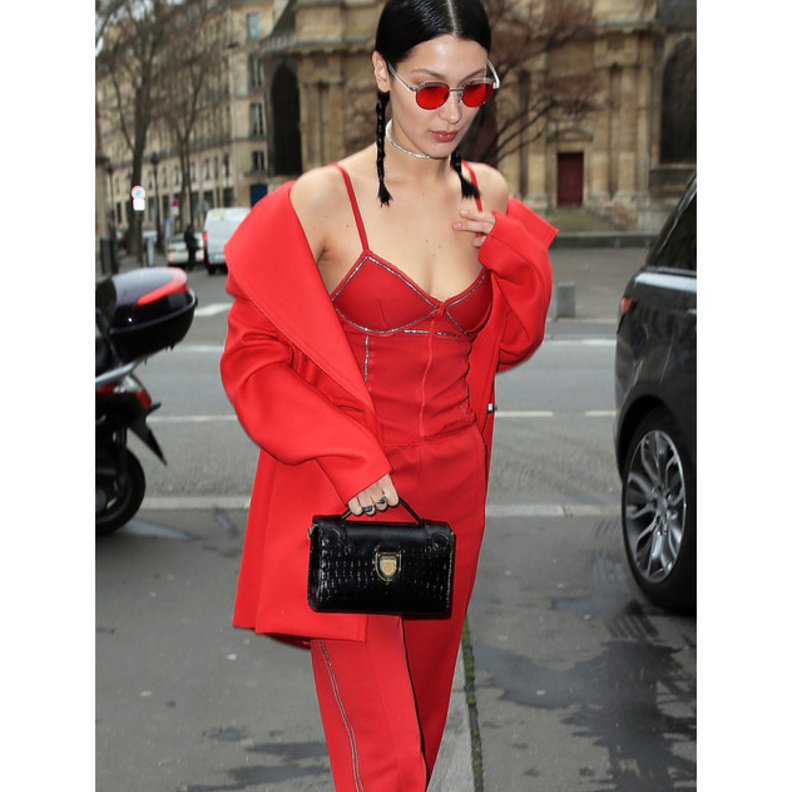 كيندال جينر تختار اللون الأحمر مع توب عصرية من غوتشي Gucci