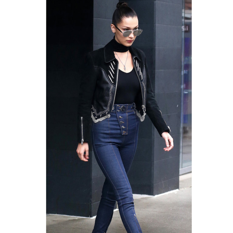 كارا ديليفين ‏Cara Delevingne‏ مشرقة مع الفستان الأسود الكلاسيكي