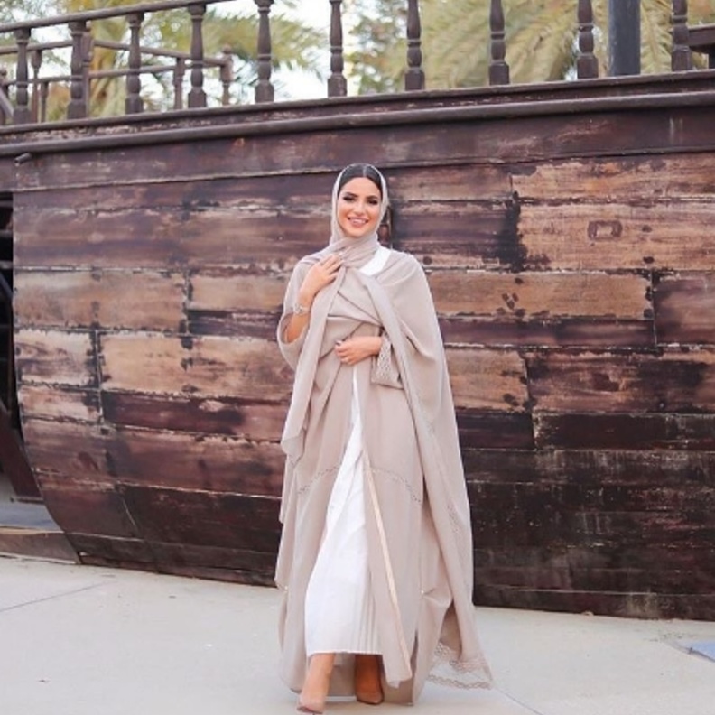 فاطمة حسام في عباية من دار موزان بلون البيج الرّاقي