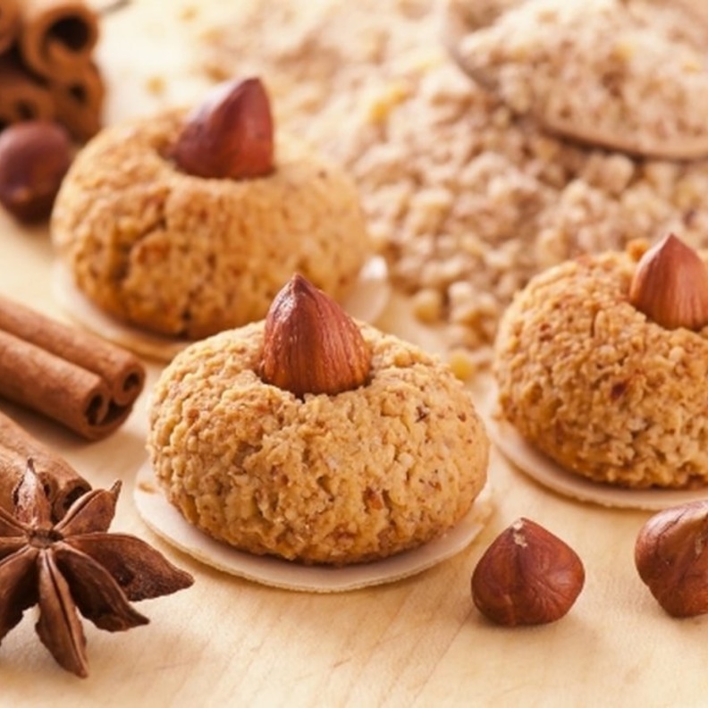 تناول حلويات العيد المصوعة من الدقيق الأسمر.