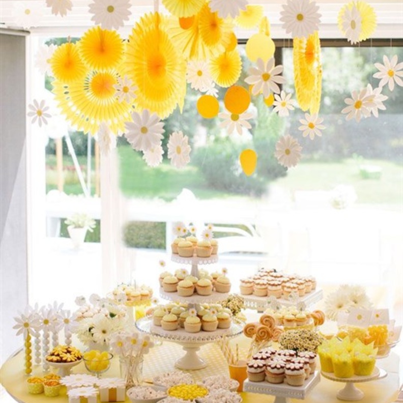 يمكن تزيين الحلوى بالشرائط والكريستال