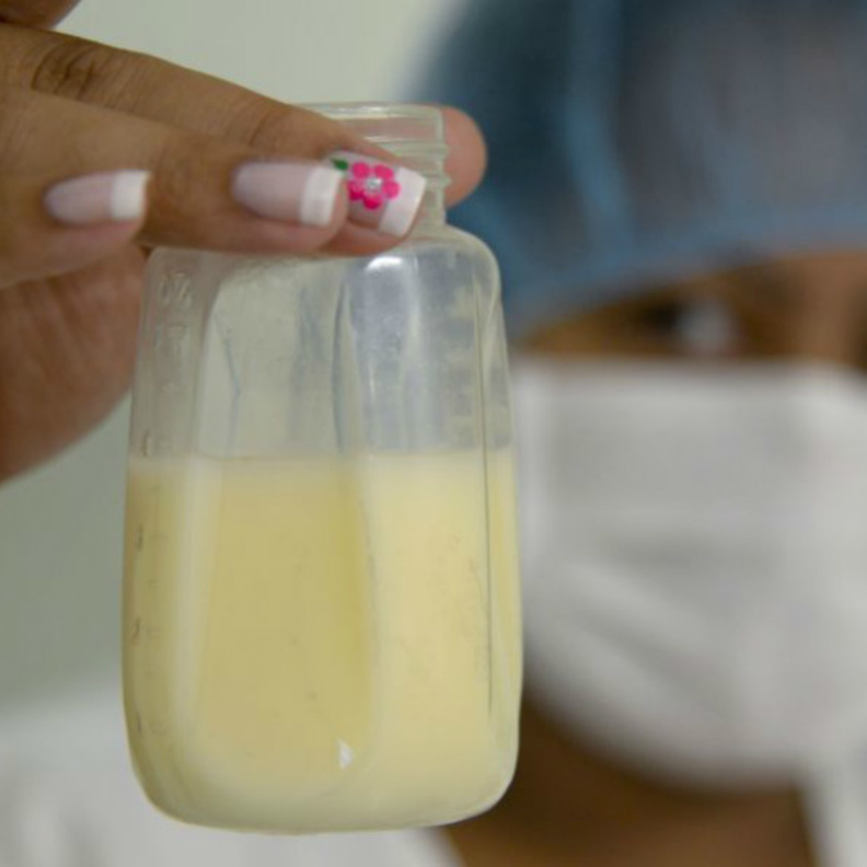 هل حليب الأم يوجد به جينات وراثية تنتقل للطفل