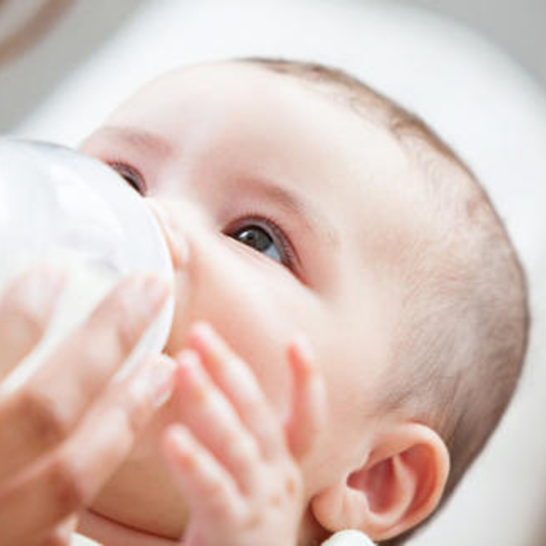 اضرار حليب كامل الدسم على الرضع ومتى يجب أعطاءه للطفل