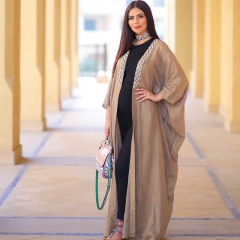 عبايات حوامل كلاسيكية ومتطايرة من وحي مدونة الموضة ديما الأسدي